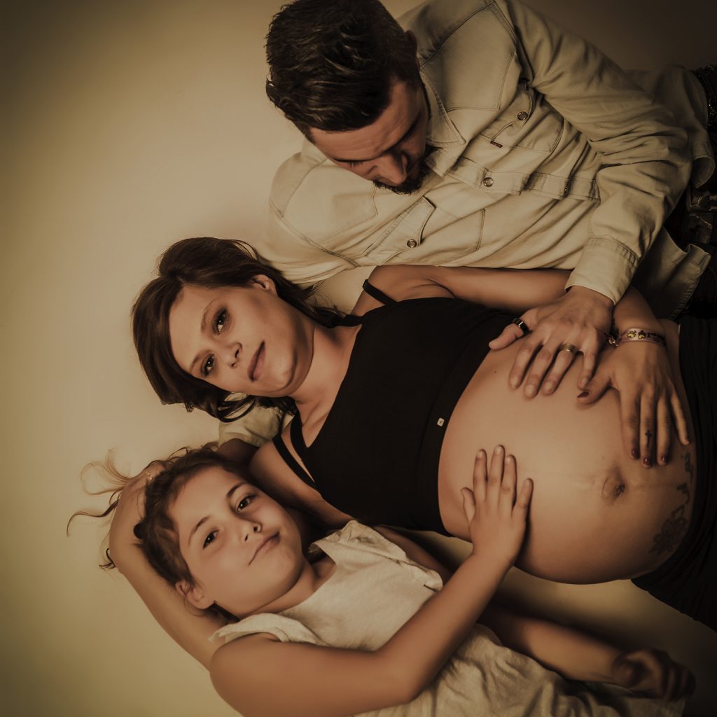Sesión de fotografías de estudio de embarazo